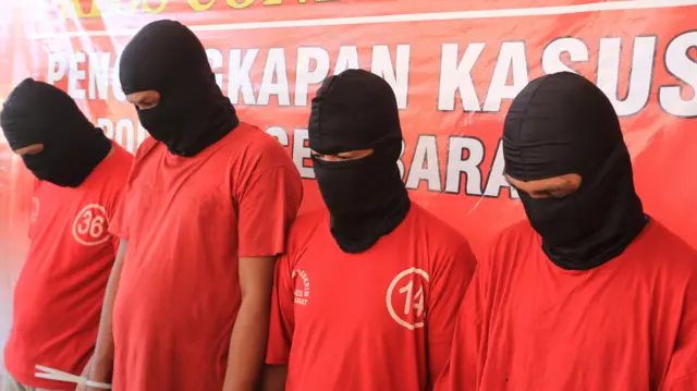 Empat tersangka kasus penyuludupan manusia dihadirkan saat rilis kasus di Mapolres Aceh Barat, Aceh, Selasa (2/4).