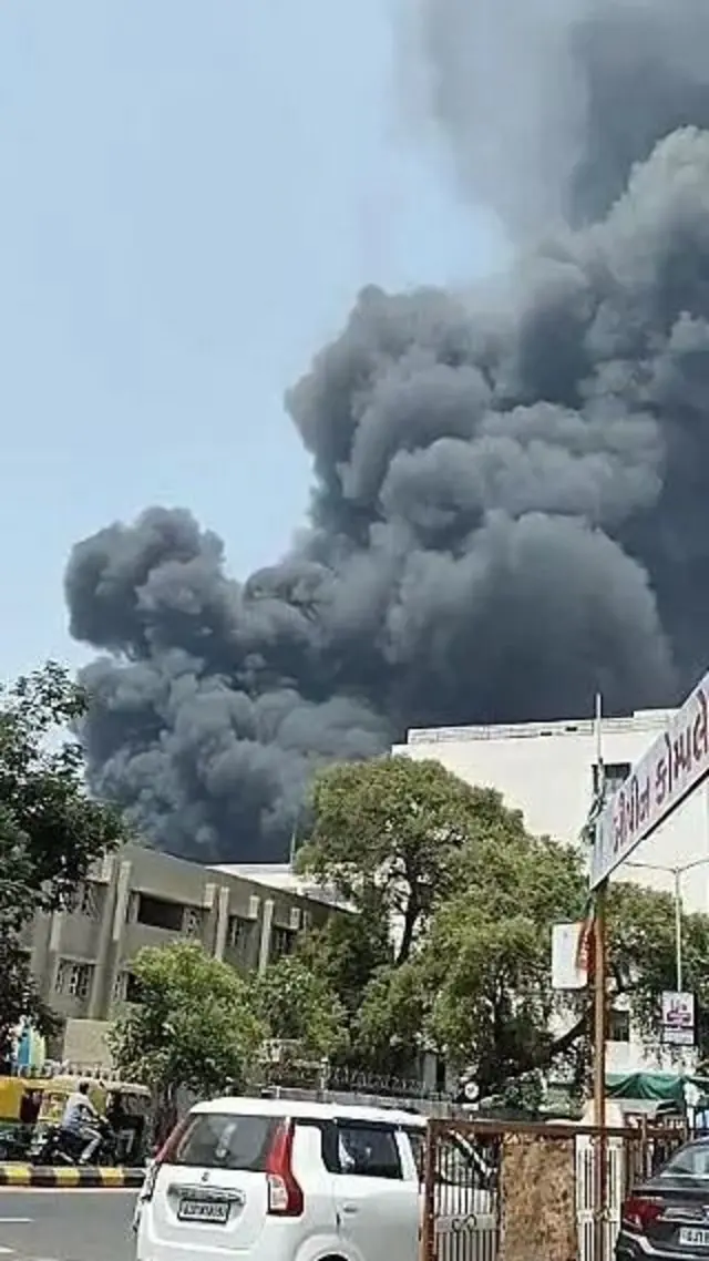 ஆமதாபாத்தில் ஏர் இந்தியா பயணிகள் விமானம் விழுந்து நொறுங்கியது