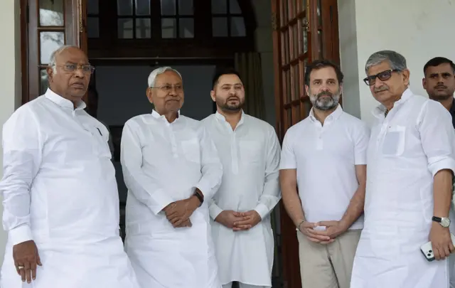 राहुल गांधी, मल्लिकार्जुन खड़गे बिहार के मुख्यमंत्री नीतीश कुमार और उपमुख्यमंत्री तेजस्वी यादव के साथ