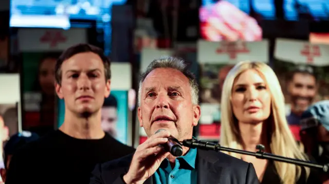 Stiv Vitkof u društvu Trampove ćerke Ivanke i njenog supruga Džareda Kušnera na skupu na Trgu talaca