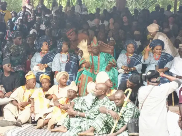 Ataọja ti ilu Oṣogbo, Ọba Jimoh Oyetunji atawọn olori rẹ nibi ajọdun Ọṣun Osogbo.