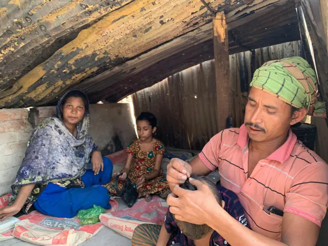 মাথার ওপর এক টুকরা ছাদ তৈরি করে আশ্রয় নিয়েছে সেলিম ও তার পরিবারের সদস্যরা