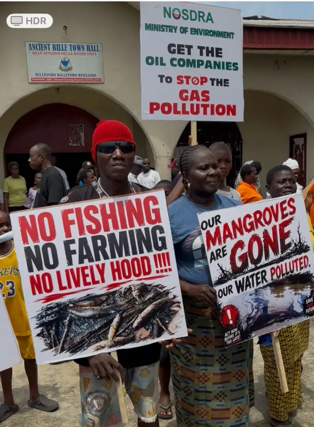 Bille community pipo wey hold placards dey demonstrate sake of di gas pollution for Bille