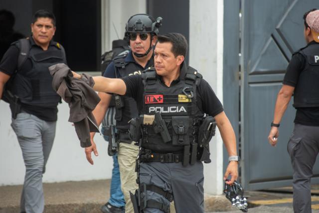 Polícia durante a operaçãotexasholdemrecuperação do canal TC