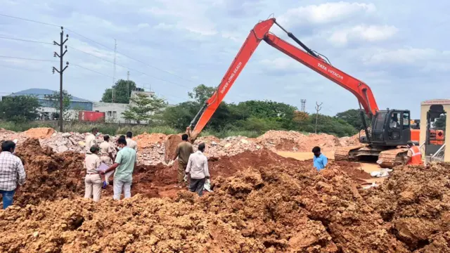 విశాఖ, షీలానగర్, మట్టికుప్పలో మృతదేహాలు