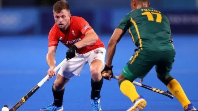 பிரிட்டிஷ் வீரர் ஜாக் வாலஸ்,எதிராளியிடம் பந்து செய்வதை தடுக்கும் முயற்சியில்