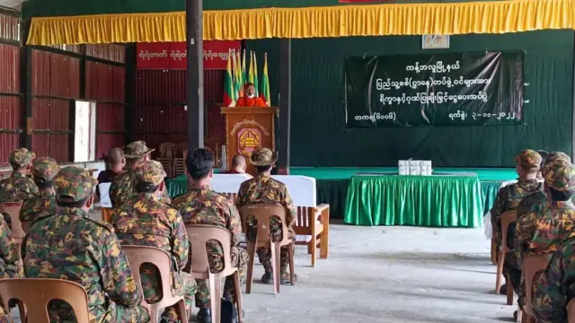 ကန့်ဘလူမြို့နယ်က ပြည်သူ့စစ်အဖွဲ့ဝင်တွေကို လက်နက်ထောက်ပံ့ပေးတဲ့အခမ်းအနား (ပုံဟောင်း)