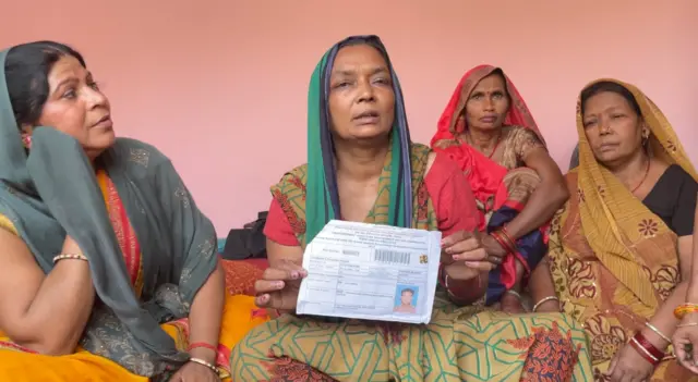 माँ सुशीला परीक्षा पत्र दिखाते हुए