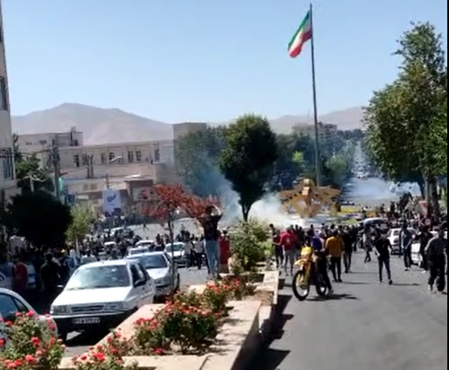 پس از خاکسپاری، مردم به مردم به سمت فرمانداری سقز رفتند، گاز اشکآور شلیک شد و صدای تیراندازی در محدوده فرمانداری سقز شنیده شد