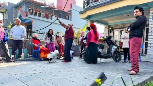 విమానం కూలిపోతున్న సమయంలో వీరు ఇంటి బయటనే ఉన్నారు