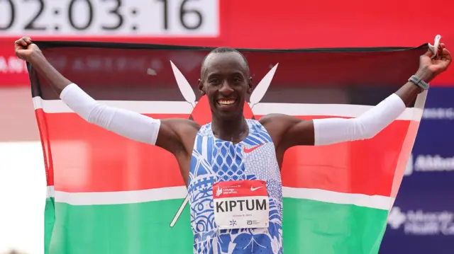 Uyu musore Kelvin yatanguye mu 2018 adashobora kwigurira n’ibirato