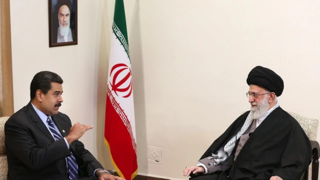 Venezuelan President Nicolas Maduro (left) tok to Supreme Leader of Iran Ayatollah Ali Khamenei during Maduro visit for di Gas Exporting Countries Forum (GECF)
