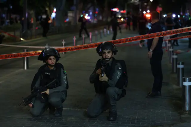 Soldados israelíes protegen arrodillados y armados un cordón de seguridad. 