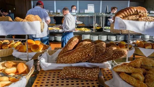 Сніданок за системою "шведський стіл" у готелі