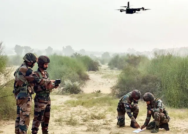 भारतीय सैनिक राजस्थानच्या वाळवंटात ड्रोन उडवण्याचा सराव करताना. ANI