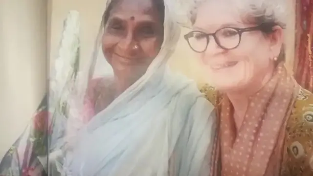 বুধনি মেঝান (বাঁয়ে), লেখিকা সারা যোসেফ (ডানে)