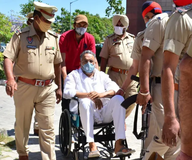 মুখতার আনসারিকে পাঞ্জাবের এক আদালতে হাজির করানোর জন্য নিয়ে যাচ্ছে পুলিশ - ফাইল ছবি