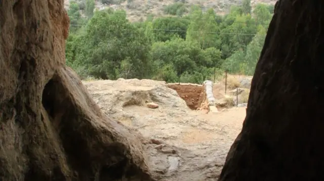 A caverna onde foi encontrado o menino Skhūl 1°, no Monte Carmelo, em Israel