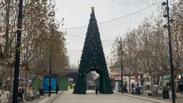 Jelka u centru Prištine uoči predstojećih praznika