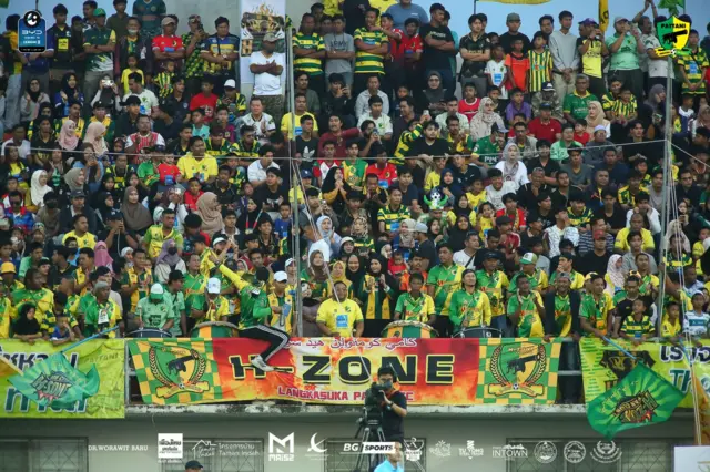 ผู้ชมมากกว่า 10,000 คน เข้าชมการแข่งขันฟุตบอลระหว่างทีมปัตตานีเอฟซีกับสงขลาเอฟซี เมื่อค่ำวันเสาร์ที่ 10 ม.ค. 