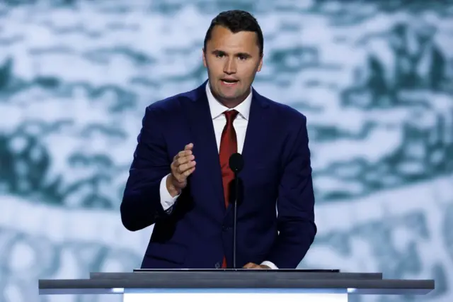 Charlie Kirk dey stage dey tok
