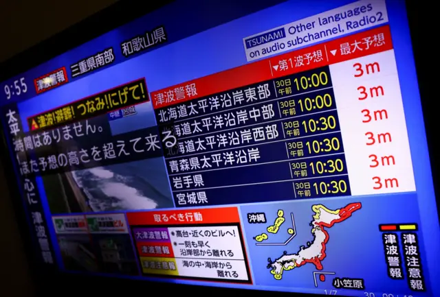 Japon televizyonları tsunami uyarısı için haritaları, dalgaların kıyılara ulaşması beklenen saatleri ve yüksekliklerini yayımladı