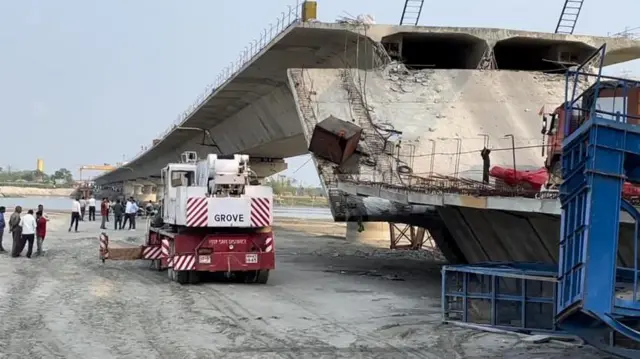 कोसी ब्रिज का हिस्सा गिरा