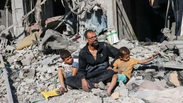 হামাসের হামলার পর গাজায় ব্যাপক বোমা হামলা চালায় ইসরায়েল