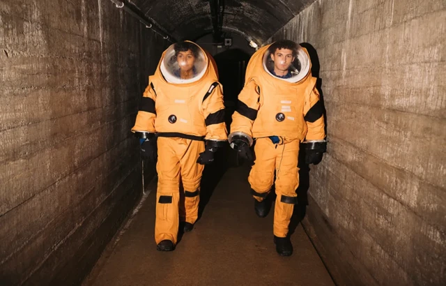 La mission exigeait que l'équipage porte des combinaisons spatiales à chaque fois qu'il quittait les limites de la base.