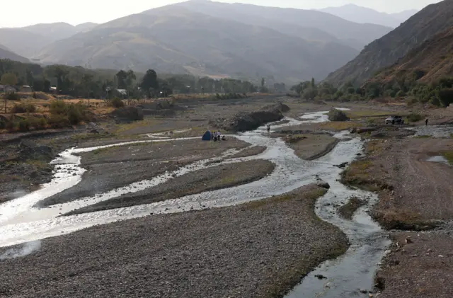 ایرانیان د تهران په شمال کې د فشام په سیمه کې نږدې وچ سیند دننه د ۲۰۲۵ کال د اګست په ۲۵مه میلې کولې. دا سیند یو وخت ډک و. اوس د اوبو څو ویالې د وچ سیند په غاړه بهېږي. 