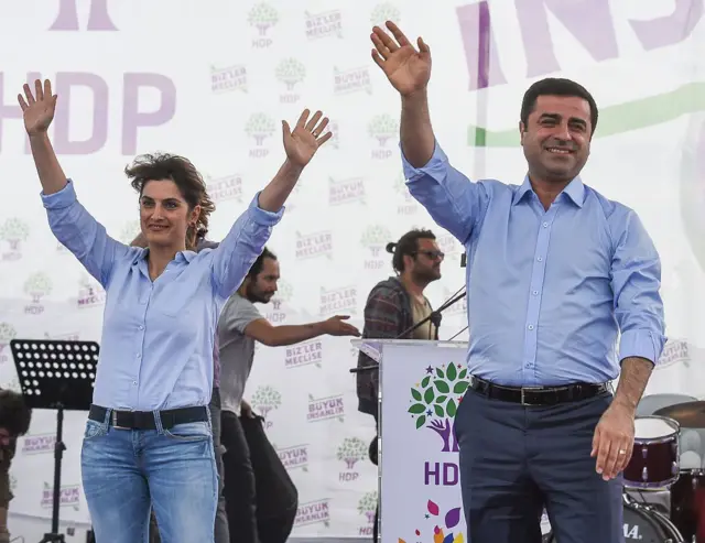Başak Demirtaş ve Selahattin Demirtaş, Mayıs 2015'te bir mitingde
