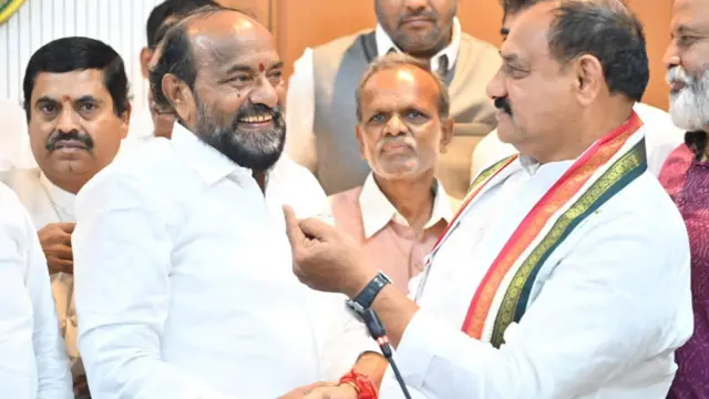 ఆర్.కృష్ణయ్యతో టీపీసీసీ చీఫ్ మహేశ్ కుమార్