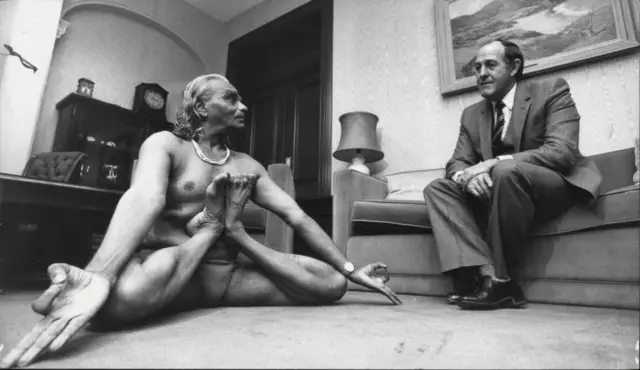 ये तस्वीर सितम्बर 1983 की है. योग गुरू बीकेएस अयंगर हाऊस आफ़िस के स्पीकर को योग के गुर सिखाने उनके कार्यालय गए थे. 