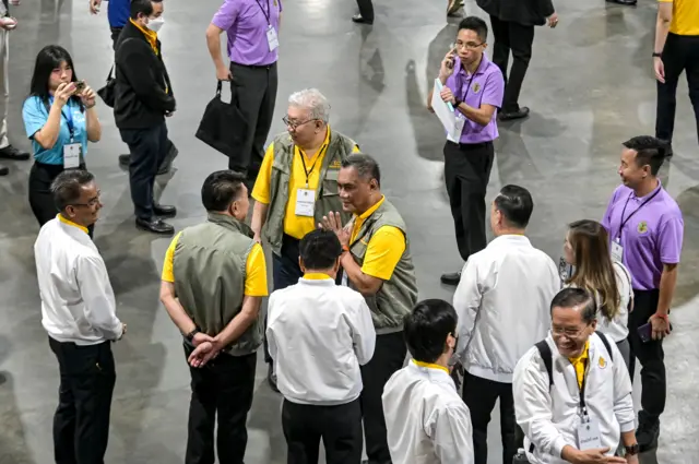 กรรมการ กกต. นำโดยอิทธิพร บุญประคอง ประธาน กกต. สวมเสื้อสีเหลือง ขณะตรวจความเรียบร้อยและให้กำลังใจเจ้าหน้าที่ขณะปฏิบัติงาน ณ อิมแพคฟอรั่ม สถานที่เลือก สว. ระดับประเทศ