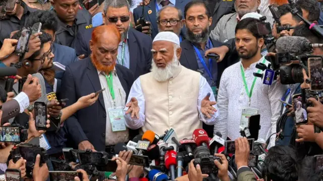 ভোট দেওয়ার পর সাংবাদিকদের সাথে কথা বলেছেন জামায়াতে ইসলামীর আমীর শফিকুর রহমান