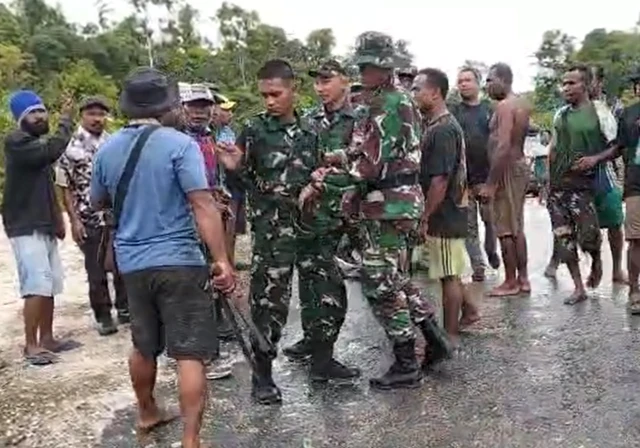 Situasi saat rencana pemasangan sasi di lahan sengketa diwarnai dengan percekcokan dan memperlihatkan senjata tajam. Personel TNI yang berada di lokasi terlihat berupaya menenangkan kedua pihak.