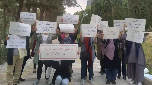 تجمع شماری از فعالان جنبش زنان در حمایت از کارگران معترض