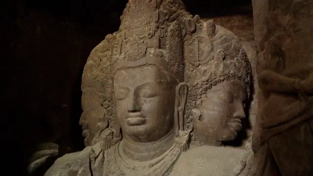 6 व्या ते 8 व्या शतकात घारापुरीच्या लेण्या कोरल्या गेल्या असाव्यात असा संशोधकांचा अंदाज आहे.