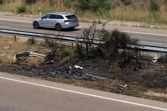 Lugar del accidente con restos del coche quemado