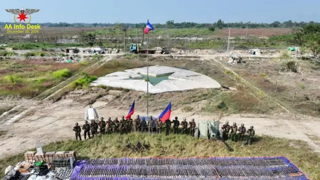 မောင်တော နယ်ခြားစောင့်ရဲတပ်ဖွဲ့ခွဲ (နခခ-၅) ကိုသိမ်းပိုက်အပြီးတွေ့ရစဉ် (ပုံဟောင်း)