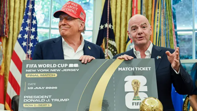 Президент ФИФА Джанни Инфантино вручает Трампу гигантский билет на финал ЧМ-2026