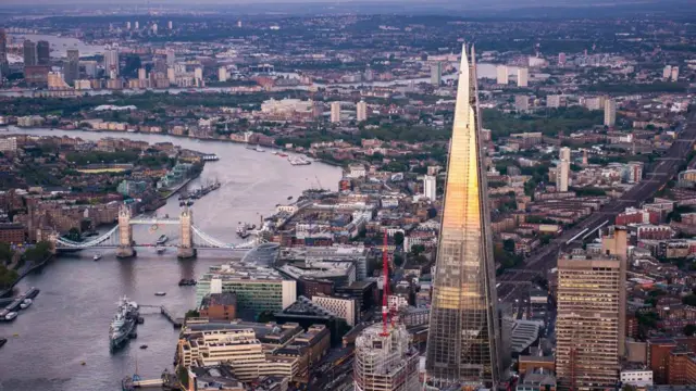 شارد بلندترین برج در بریتانیا است. این ساختمان با ارتفاع ۳۰۹ متری خود کمتر از نصف برج خلیفه در دوبی ارتفاع دارد