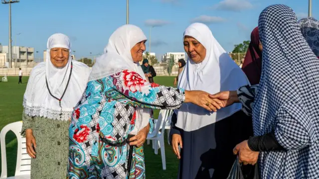 عدد من النساء المسلمات يتبادلنّ التهاني خلال احتفالات عيد الأضحى.