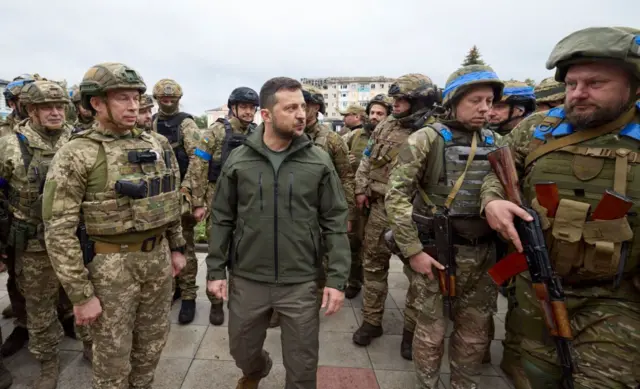 Tổng thống Ukraine Zelensky thăm quân đội ở Izyum, Kharkiv, Ukraine - ngày 14 tháng 9 năm 2022