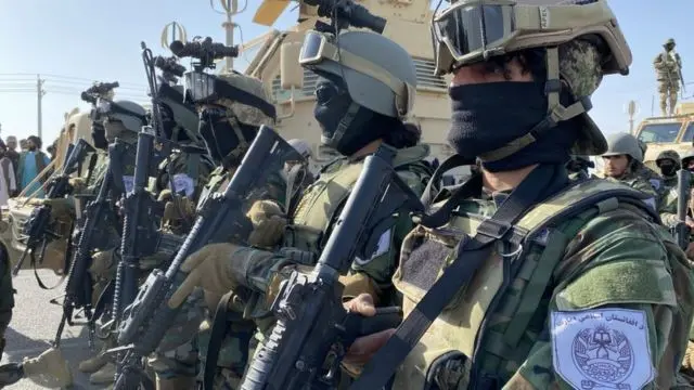 Кандагардагы 8-ноябрдагы асекр парадынын катышуучулары