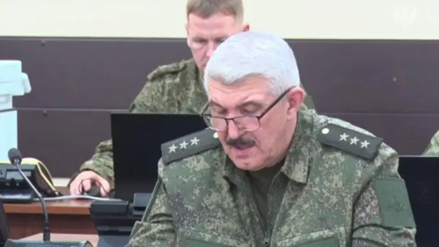 Російський генерал сидить за столом і читає з листка