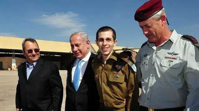 A watan Oktoban 2011, Firaministan Isra'ila Benjamin Netanyahu ya gaisa da soja Gilad Shalit bayan sakinsa da Hamas ta yi