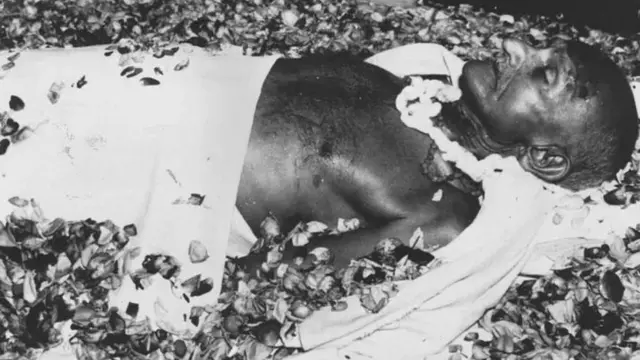 மகாத்மா காந்தி, 1948, ஜனவரி 30 ஆம் தேதி நத்துராம் கோட்சேயால் சுட்டுக் கொல்லப்பட்டார்.