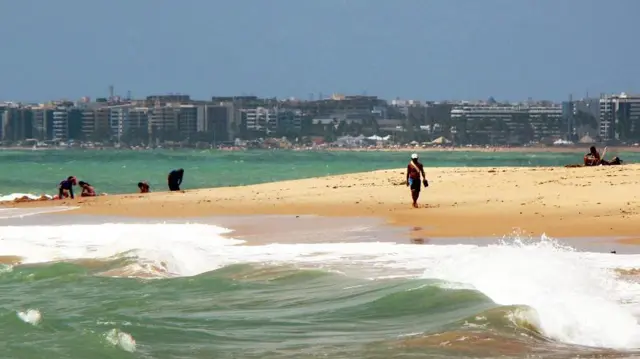 Pessoas pegando sol na praia 