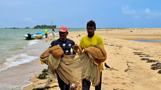 "ඉස්සර නම් මේ පැත්තට කවුරුත් ආවේ නෑ. කැළේ පැත්ත එල්ටීටීඊ එකේ අය අල්ලගෙන හිටියනේ. ඒ කාලෙ අපි මේ පැත්තේ හවස හයෙන් පස්සේ බෝට්ටුවල යන්නේ නෑ. ඒ පැත්තෙන් එල්ටීටීඊ එක. මේ පැත්තෙන් නේවි එක. දෙපැත්තෙන් ම කරදරයක් වෙන්න පුළුවන්. ඒත් යුද්ධෙ ඉවර වුණාට පස්සෙ එහෙම ප්‍රශ්නයක් ආවේ නෑ," 